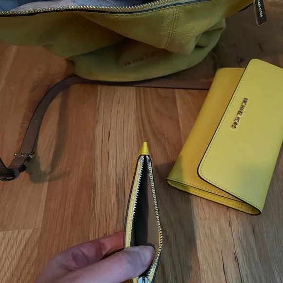 Michael Kors bag and 2 wallets - Picture 6 of 6